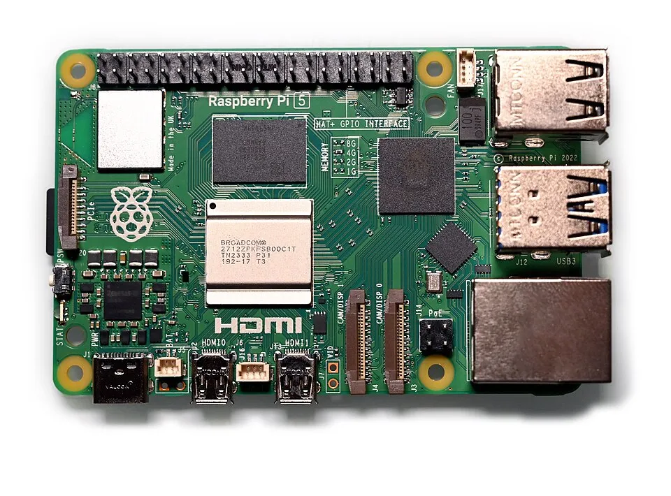 Placa Raspberry Pi 5, fotografía de la familia; no identifica la variante de 16 GB